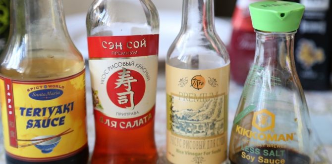 бутылки с рисовым уксусом и соусами