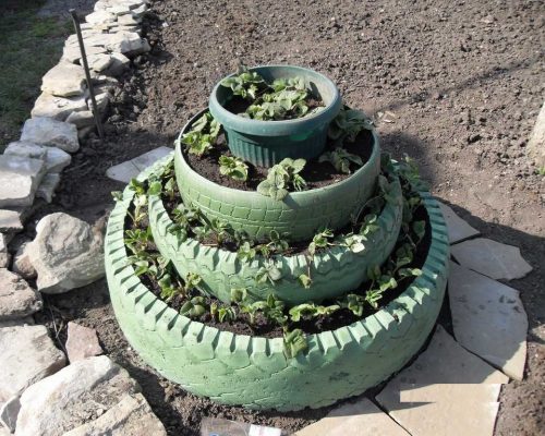 Вместо ящиков можно использовать автомобильные шины разного диаметра